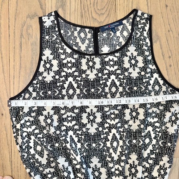 One Heart Clothing Los Angeles Women’s Geometric Design Short Romper Size Large - Picture 8 of 9